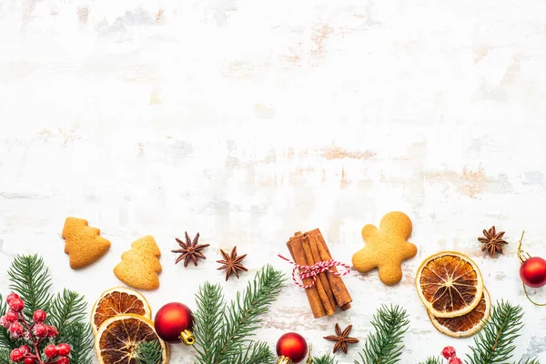 Fondo Navidad Con Pan Jengibre Especias Decoraciones Navideñas Blanco Composición —  Fotos de Stock