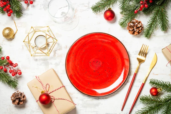 Karácsonyi Asztal Beállítása Kézműves Tányérral Evőeszközökkel Ajándékdobozzal Karácsonyi Dekorációval Fehér — Stock Fotó
