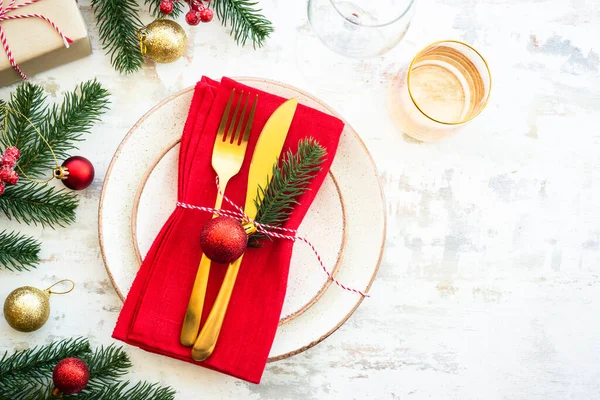 Christmas Table Setting Craft Plate Golden Cutlery Christmas Decorations White — Stock Photo, Image