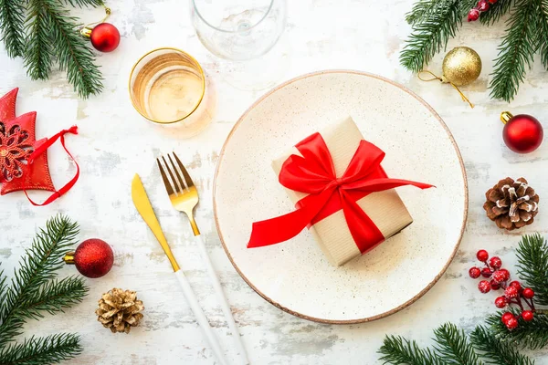 Christmas Table Setting Plate Present Golden Cutlery Glass Christmas Decorations — Stock Photo, Image