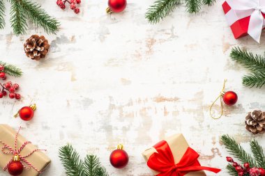 Noel arkaplanı, tatil süslemeleri ve fotokopi alanı. Hediye kutuları, köknar ağacı, mücevherler ve diğerleri. Düz konum.
