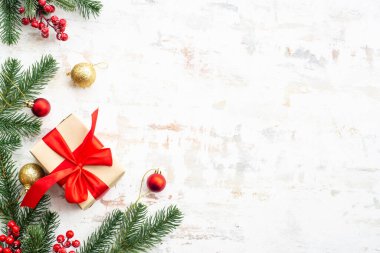 Noel hediyesi kutusu, köknar ağacı ve beyaz arka planda tatil süslemeleri. Düz konum.