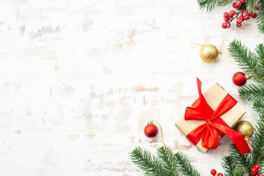Beyaz arka planda noel süslemeleri ve fotokopi alanı. Hediye kutuları, köknar ağacı, mücevherler ve diğerleri. Düz konum.