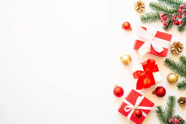 Decorações Férias Natal Fundo Branco Com Espaço Cópia Caixas Presente — Fotografia de Stock