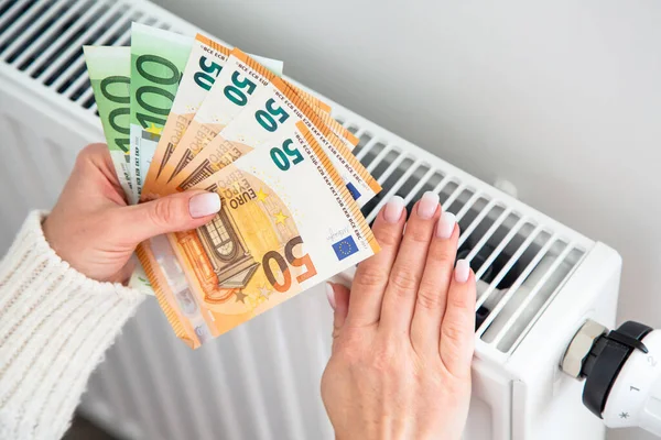 Экономия Отопления Дорогостоящая Оплата Отопления Банкноты Деньгами Радиатора Евро Руках — стоковое фото