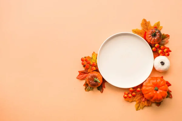 Nastavení Podzimního Stolu Bílý Talíř Podzimní Dekorace Oranžovém Pozadí Plochý — Stock fotografie