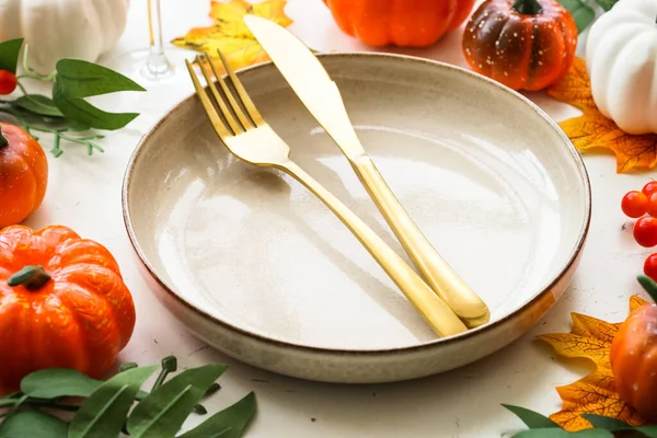 Jesienny Stół Świąteczny Obiad Płyta Rękodzieła Złote Sztućce Szkło Świece — Zdjęcie stockowe