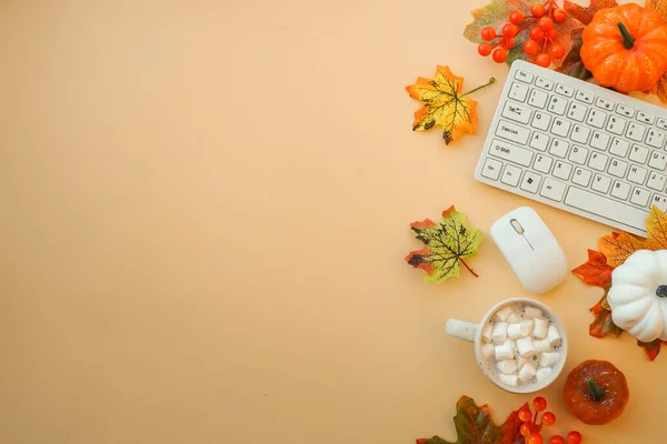 Podzimní Kancelářské Prostory Klávesnice Laptop Hrnek Podzimní Látkou Podzimní Výzdobou — Stock fotografie