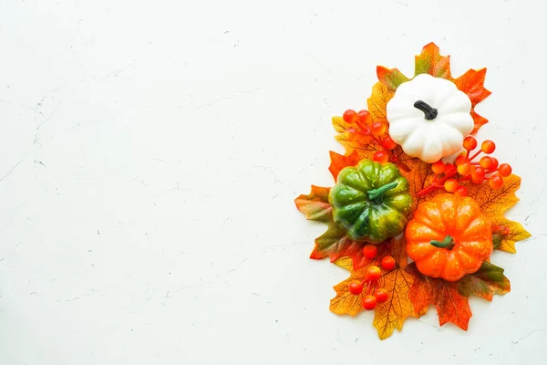 Podzim Plochý Ležel Pozadí Bílého Mramorového Stolu Dýně Podzimní Listí — Stock fotografie