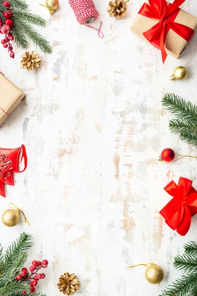 Kerstversiering Witte Achtergrond Met Kopieerruimte Geschenkdozen Dennenboom Kerstballen Anderen Samenstelling — Stockfoto