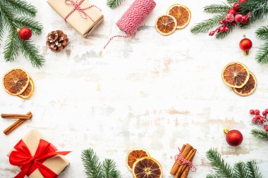 Noel arkaplanda hediye kutusu, baharatlar ve beyaz üzerine köknar ağacı olan Noel süslemeleri. Kopya alanı olan düz konum.