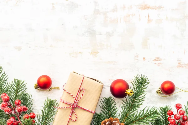 Weihnachtsdekoration Mit Kopierraum Auf Weiß Geschenkkarton Tanne Rote Kugeln Flache — Stockfoto