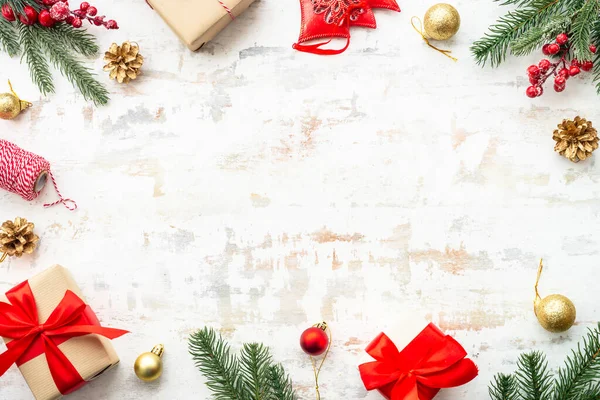 Beyaz arka planda noel süslemeleri ve fotokopi alanı. Hediye kutuları, köknar ağacı, mücevherler ve diğerleri. Düz konum.