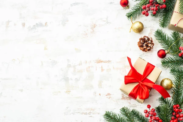 Weihnachtsgeschenkboxen Mit Weihnachtsdekoration Auf Weißem Hintergrund Flache Lagezusammensetzung — Stockfoto
