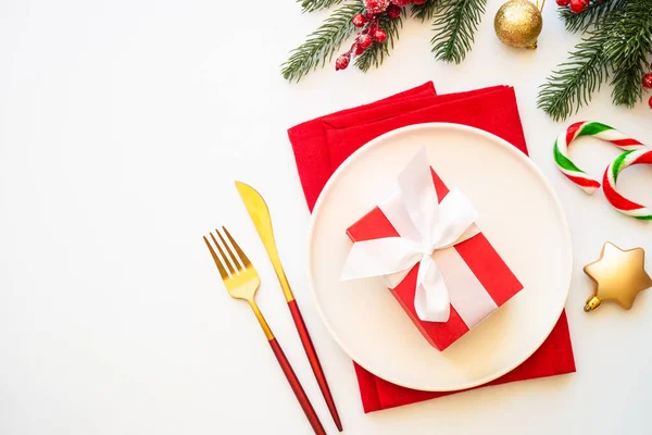 Weihnachtliche Tischdekoration Mit Teller Besteck Geschenkbox Und Weihnachtsdekoration Auf Weißem — Stockfoto