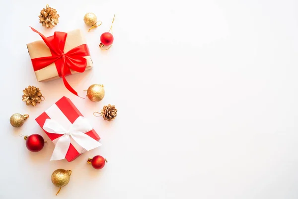 Beyaz Arka Planda Noel Süslemeleri Olan Hediye Kutuları Düz Konum — Stok fotoğraf