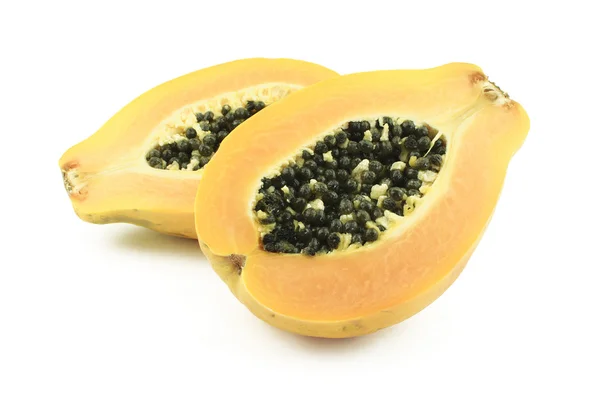 Två halvor av papaya — Stockfoto