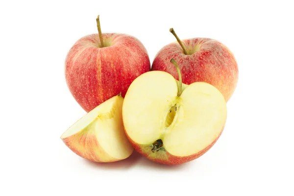 Twee rode appels, de helft en een segment — Stockfoto