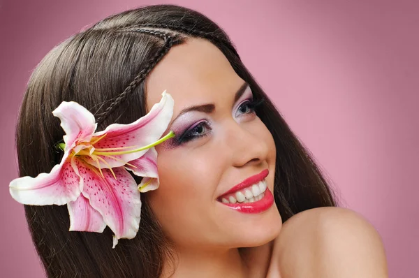 Bellezza con orchidea in un buio — Foto Stock