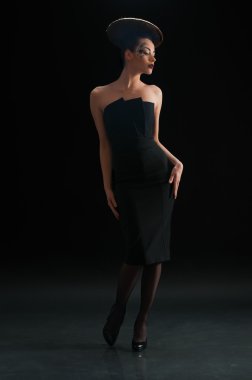 disk saç modeli olan kadın