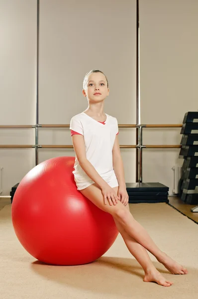 Гімнастка дівчина на м'ячі — стокове фото