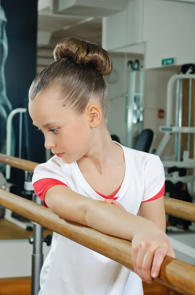 Portrait of young beauty gymnast in gymnasium — Stock Photo, Image