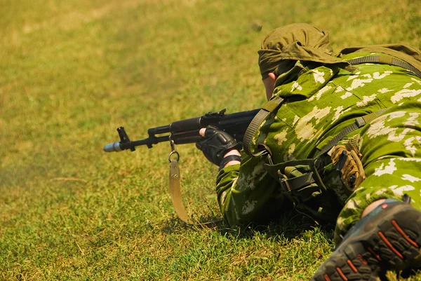 Soldat im Gras — Stockfoto