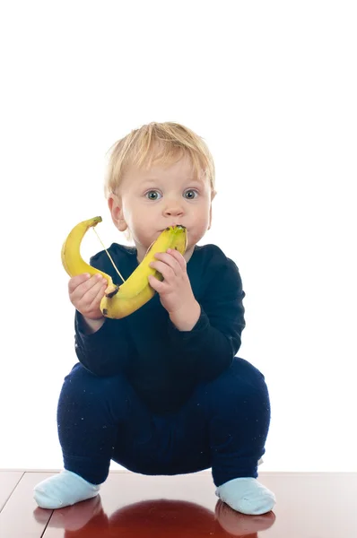 Маленький мальчик с бананом — стоковое фото