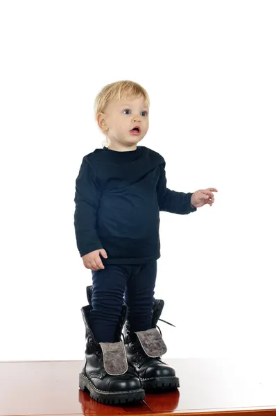 小さな男の子と大きな靴 — ストック写真
