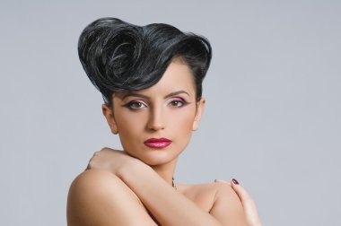 saç modeli sarışının