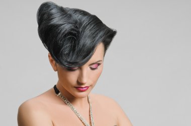 saç modeli sarışının