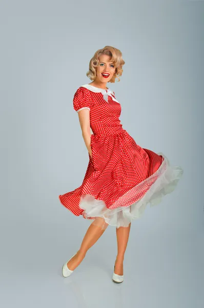 Meisje in gevlekte jurk — Stockfoto