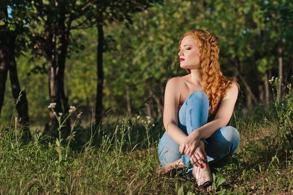 Mujer joven en el bosque — Foto de Stock