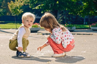 asfalt üzerinde çizim