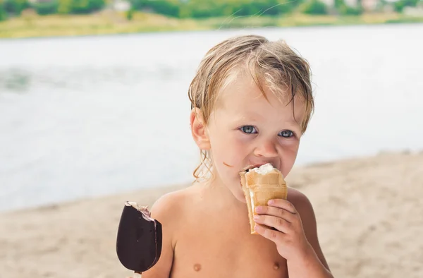 Icecream and boy — Stock Photo, Image