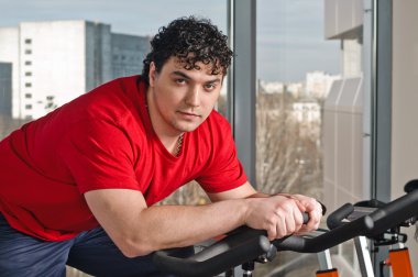 egzersiz bisiklet üzerinde genç adam