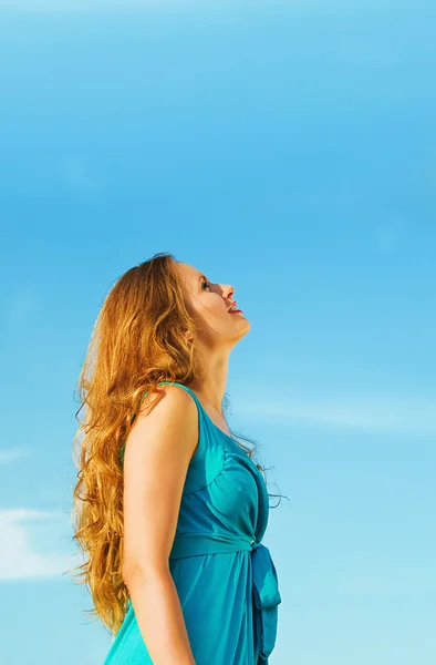 Girl and blue sky — Stock Photo, Image