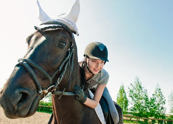 Op een paard — Stockfoto