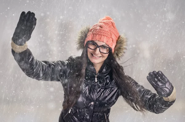 Brunette dans la tempête de neige — Photo