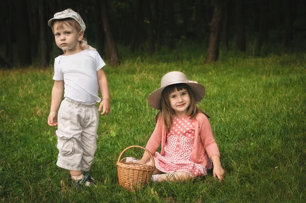 Menino e menina na floresta — Fotografia de Stock