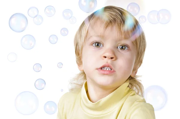 Liten pojke och såpbubblor — Stockfoto