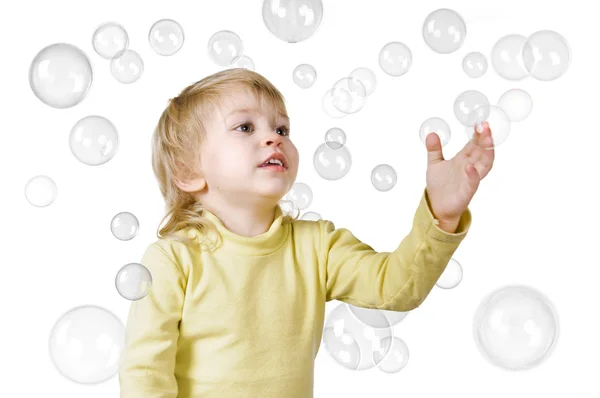Маленький мальчик и мыльные пузыри — стоковое фото