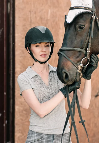 Retrato com cavalo — Fotografia de Stock