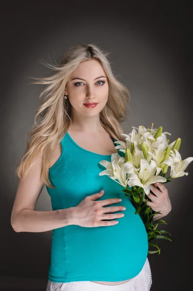 Pregnancy with flowers — Stock Photo, Image