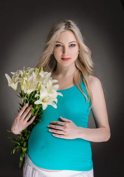Těhotenství s květinami — Stock fotografie
