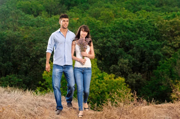 Jeune couple extérieur — Photo