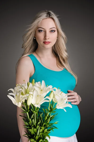 Pregnancy with flowers — Stock Photo, Image