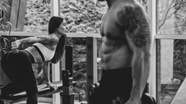 Spor salonundaki sporcular