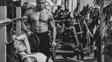 Spor salonunda kişisel antrenör.