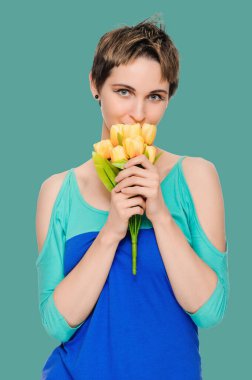 Buketli güzel kadın.